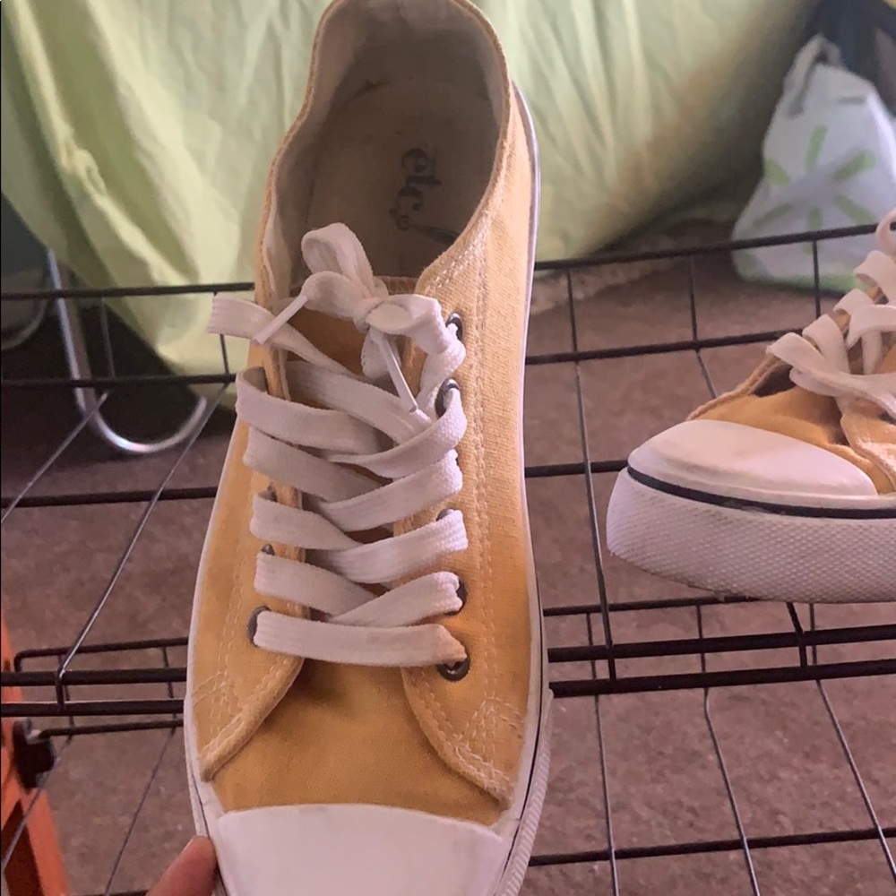 Shoes - Picture 2 of 4